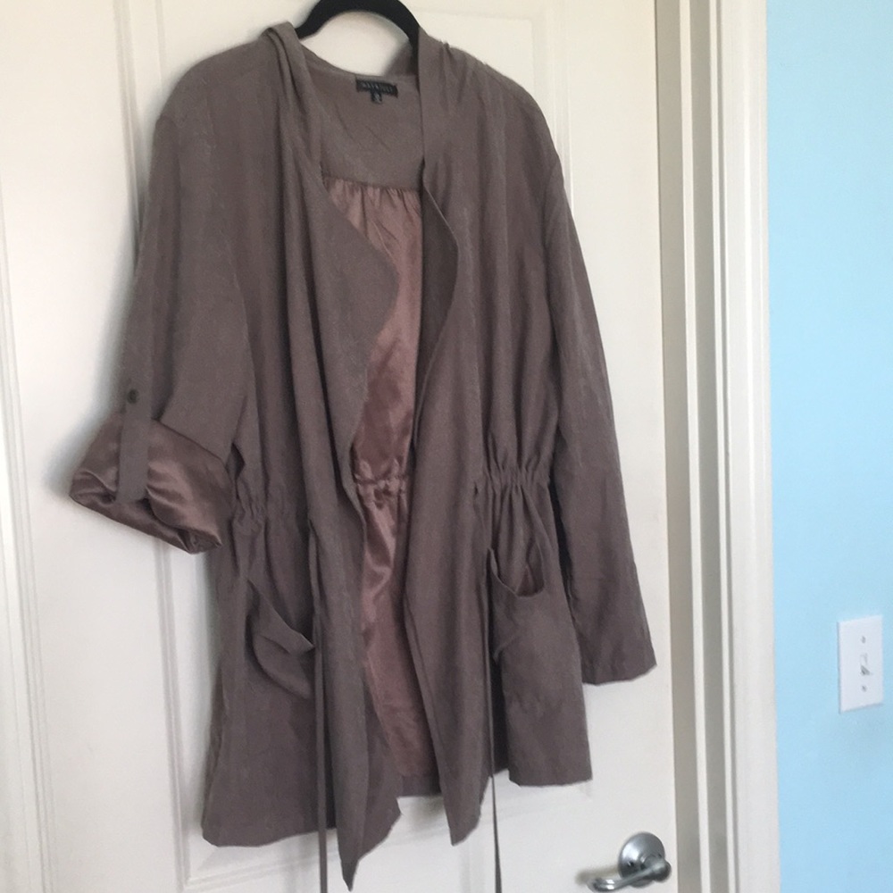 Lightweight drawstring jacket with hood
